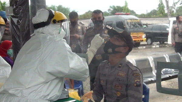 Jajaran Polres Dharmasraya Lakukan Tes Swab