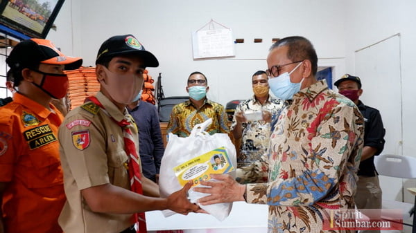 Darul Siska Menyerahkan Bantuan Pada Relawan Covid-19