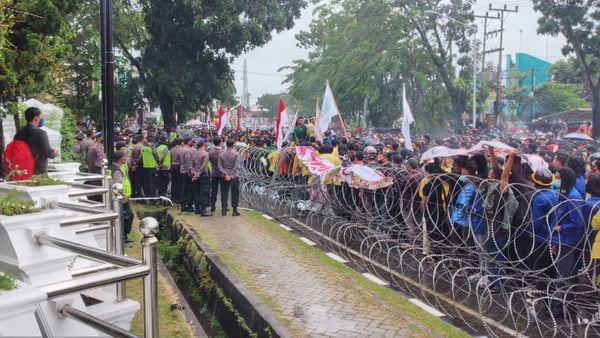 Ratusan Mahasiswa Unjuk Rasa Tolak Uu Cipta Kerjadi Dprd Sumbar