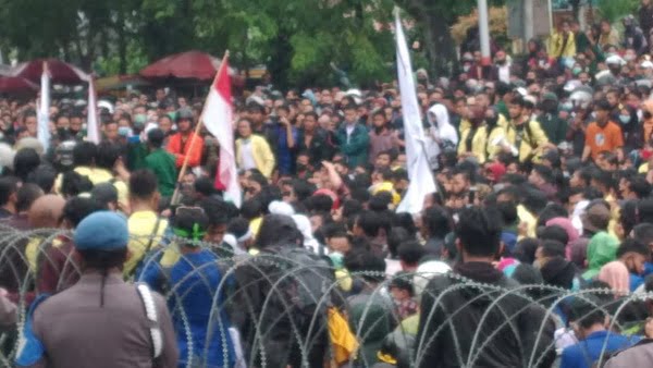 Demo Mahasiswa Di Dprd Sumbar Yang Berujung Anarkis