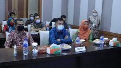 Plt.bupati Dharmasraya, H. Amrizal Dt Rajo Medan Didampingi Asisten Ii, Yefrinaldi Dan Kepala Dinas Lingkungan Hidup Kabupaten Dharmasraya, Erina, Ikut Menyaksikan Langsung Acara Puncak Serta Penyerahan Penghargaan Proklim Secara Virtual