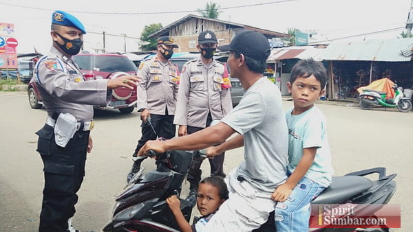 Aparat Polres Dharmasraya Menindak Pengendara Yang Melanggar Aturan