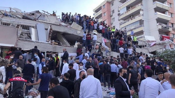 Sebuah Bangunan Ambruk Akibar Gempa Di Turki