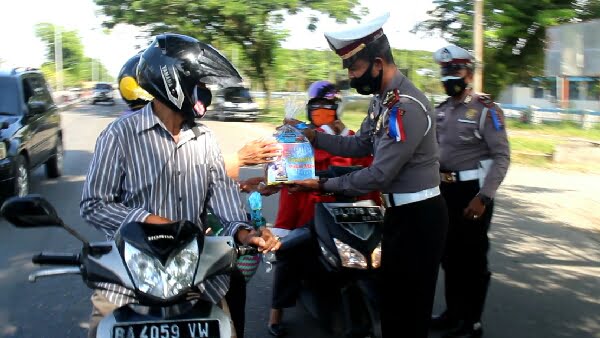 Satlantas Polres Dharmasraya Lakukan Misi Kemanusiaan Dalam Operasi Zebra Singgalang 2020