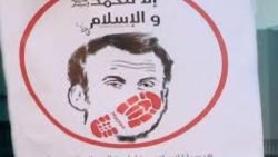 Karikatur Presiden Prancis Emanuel Macron Yang Diberi Jejak Sepatu