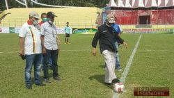 Ketua PWI Sumatera Barat H. Heranof Firdaus melakukan tendangan pertama pembukaan Turnamen Piala SIWO PWI U-14