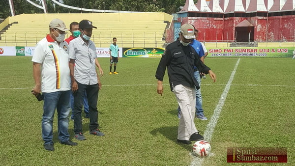 Ketua Pwi Sumatera Barat H. Heranof Firdaus Melakukan Tendangan Pertama Pembukaan Turnamen Piala Siwo Pwi U-14