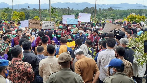 Ratusan Ormas Dan Mahasiswa Dharmasraya Gelar Unjuk Rasa Tolak Uu Cipta Kerja