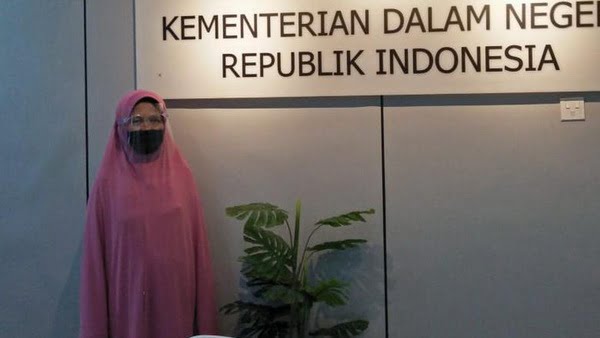 Yaidah, warga Surabaya urus akte kematian ke Kemandgri (foto detik.com)