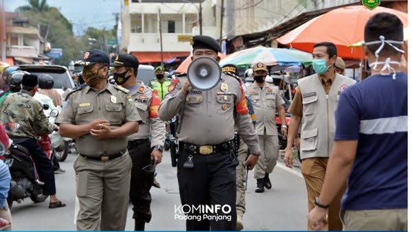 Tim Gabungan Penanggulang Covid-19 Memberi Himbauan Dan Edukasi Agar Masyarakat Mentaati Protokol Kesehatan Covid Di Pasar Padang Panjang.