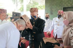 Ketua Dpd Ri Aa Lanyalla Mahmud Mattalitti Saat Menerima Adok Atau Gelar Adat Marga Way Kanan