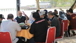 Sejumlah Anggota Dpd Ri Menikmati Makan Siang Di Pantai Bokori. Tampak Salah Satu Senator, M. Sanusi Asal Papua Barat.