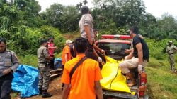 Aparat mengevakuasi sosok mayat yang telah mengambang di Batang Hari