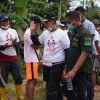 Calon Gubernur Sumatera Barat, Nasrul Abit, membuka jalur evakuasi baru bersama warga Dadok Tunggul Hitam, Kecamatan Koto Tangah, Padang