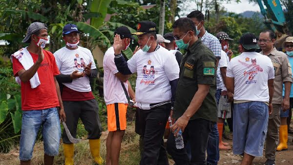 Calon Gubernur Sumatera Barat, Nasrul Abit, membuka jalur evakuasi baru bersama warga Dadok Tunggul Hitam, Kecamatan Koto Tangah, Padang