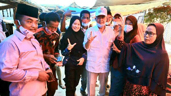 Calon Gubernur Sumatra Barat, Nasrul Abit, menyapa pedagang Pasar Baru Lakitan, Kambang, Kabupaten Pesisir Selatan, Sabtu 14 November 2020.