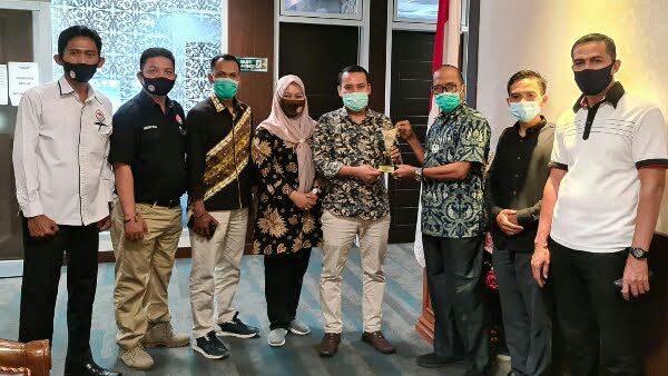 Penyerahan Penghargaan Pada Hm Nurnas Sebagai Tokoh Inspiratif Oleh Kpid Sumbar