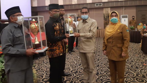 Devi Kurnia Serahkan Piala Pada Nagari Kumanis