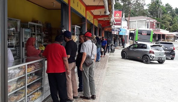 Pertokoan Milik Warga Menjual Aneka Makanan Khas Kerinci Di Tepi Jalan Kerinci-Solok Selatan