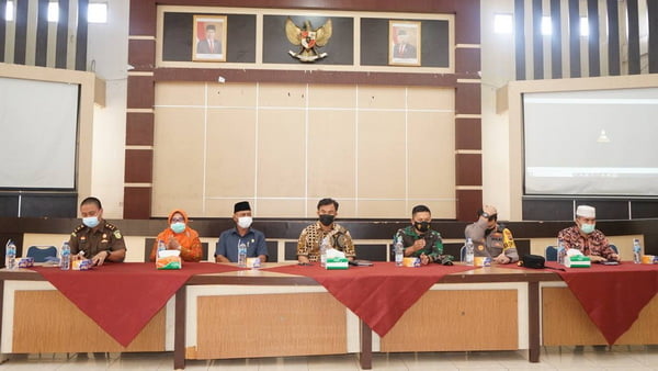 Bupati Dharmasraya, Sutan Riska Tuanku Kerajaan Memimpin Rapat Evaluasi Penanganan Covid-19 Tahun 2021