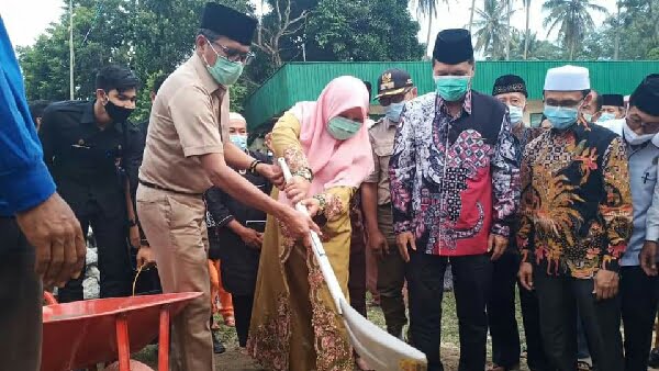 Nevi Dan Irwan Satu Sekop Saat Peletakan Batu Pertama Pembangunan Masjid Di Limapuluh Kota, Rabu 6/1 (Foto: Dok/Facebook@Irwanorayitno)