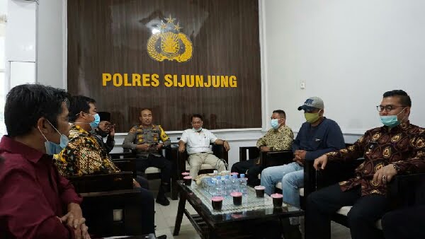 Tokoh Masyarakat Tanjung Gadang Datangi Mapolres Sijunjung