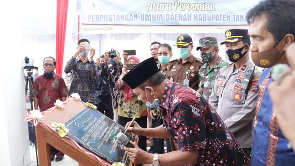 Bupati Tanah Datar H. Zuldafri Darma Meresmikan Gedung Perpustakaan