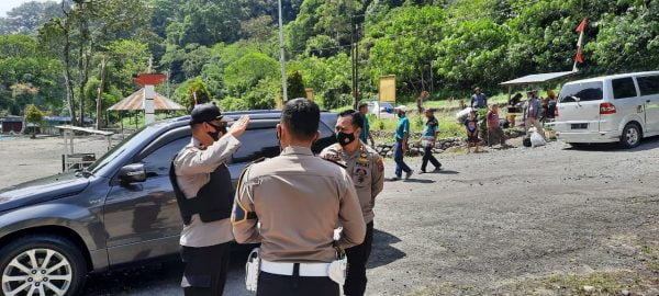 Petugas Dari Polres Padang Panjang Berada Di Lokasi Kecelakaan