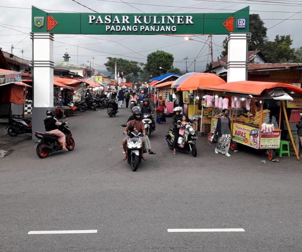 Pasar Kuliner Padang Panjang, Di Tepi Jalan Raya Padang/Bukittinggi- Solok