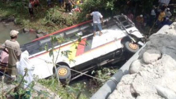 Bus Pariwisata Yang Membawa Rombongan Kepala Opd Agam Terjun Ke Sungai