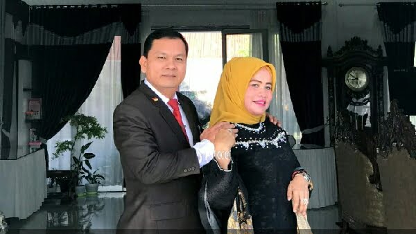 Yudesri Dan Isteri