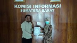 Ppid Bpk Perwakilan Sumbar Serahkan Lpip 2020 Ke Nofal Wiska, Jumat 5/3-2021 Di Kantor Ki Sumbar. (Foto: Dok/Bpk)