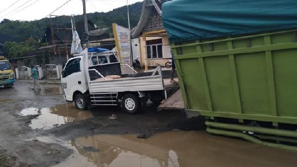 Berita Terkini Truk Terjebak Lubang