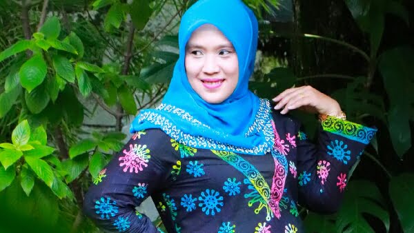 Tanti Endang Lestari Dengan Balutan Batik Korona