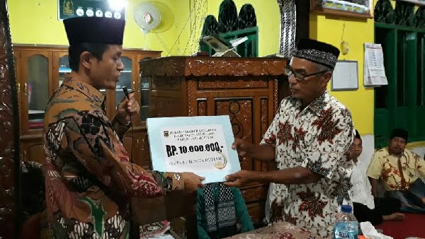 Ketua Tim Pengganti Redi Susilo Menyerahkan Hibah Safari Ramadhan 1442 H/2021 Kepada Pengurus Masjid Nurul Ihsan Nagari Palaluar Kec. Koto Vii.