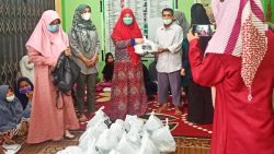 Anggota Dpr Ri Dari Fraksi Pks Asal Sumbar, Hj. Nevi Zuairina Tetap Semangat Berbagi Kebaikan Dengan Mengunjungi Panti Asuhan Aisyiah Cabang Lubuk Alung.