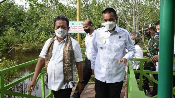 Genius Bersama Menteri Kkp Saat Kunjungan Kerja Ke Kota Pariaman Senin Lalu. Kerjaa Tetap Pakai Masker (Foto: Dok)