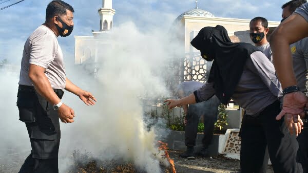 Aparat Polres Pasbar Lakukan Pembersihan Masjid