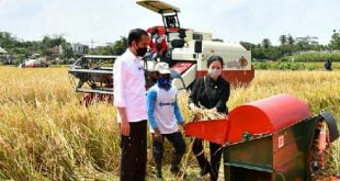 Puan Maharani bersama Jokowi saat mencoba peralatan pertanian