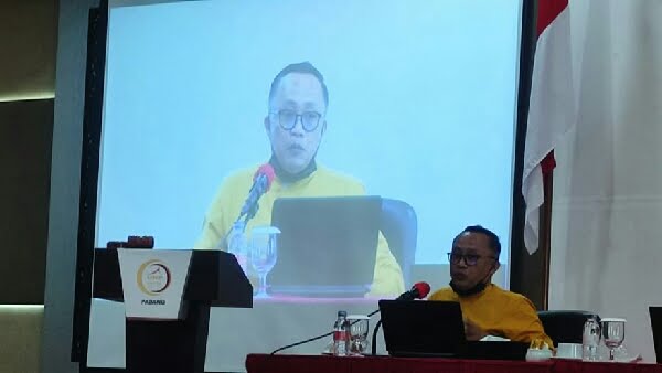 Moderator bedah buku Ibu Kemanusiaan, Edy Utama (kanan) bersama pembedah, Rektor UNP Prof Ganefri (tengah) dan Muhammad Taufik (kiri) dalam kegiatan yang digelar secara daring dan luring ini, Jumat (25/6/2021) sore. (istimewa)