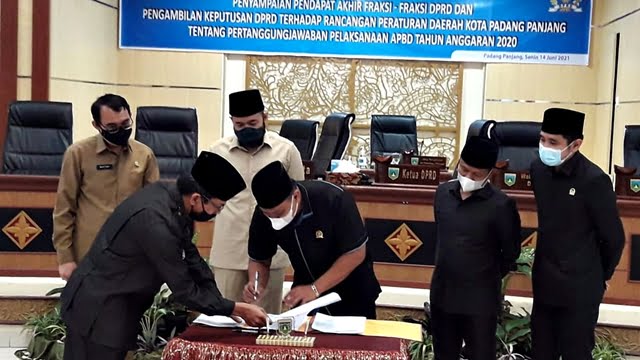 Bergiliran Dari Walikota Fadly Hingga Wakil Ketua Dprd Yulius Kaisar Dan Imbral. Ini Saat Ketua Dprd Mardiansyah Menandatangani Kepakatan Atas Ranperda Pertanggungjawaban Pelaksanaan Apbd 2020 Jadi Perda Di Gedung Dprd, Senin (14/6).