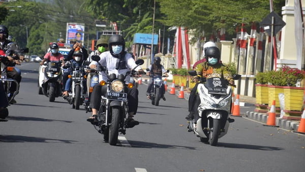 Walikota Padang, Hendri Septa Berkeliling Menggunakan Sepeda Motor