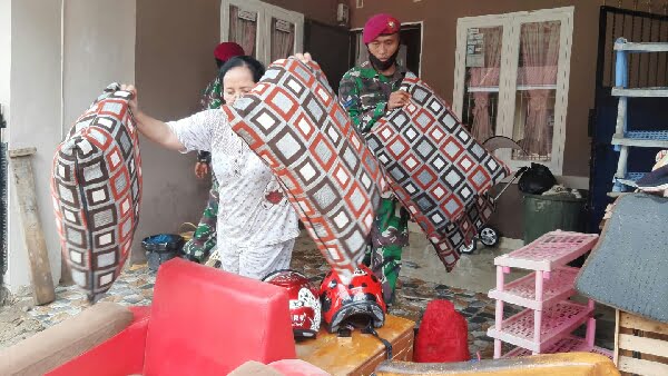 Prajurit Tni Al Lantamal Ii Bantu Korban Terdampak Banjir