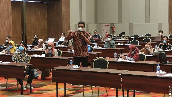 Peserta Monev Tengah Bertanya Pada Bimtek Monev Kip-Bp 2021 Sssi Dua Diikuti Ppid Utama Pemkab, Pemko Dan Pemerintahan Nagari Se Sumbar, Kamis 12/8/2021 (Foto: Dok)