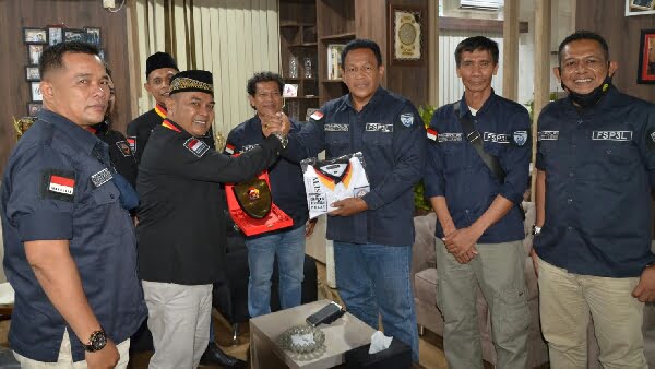 Ketua Umum Fsp3L Syafinal Chaniago Menyerahkan Plakat Fsp3L Sebagai Bentuk Rasa Kekeluargaan Kepada Ketua Umum Fkmb Indra Jaya. (Foto : Fsp3L)