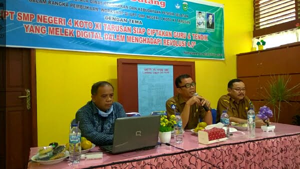 Kadisdikbud Pessel Suhendri Didampingi Kepala Smpn 4 Koto Xi Tarusan H. Arbais Dan Narasumber Workshop Saribulih Sampaikan Paparannya Terkait Pentingnya Pemanfaatan Teknologi Digital