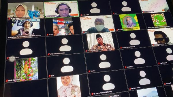 Anggota Dpr Ri Asal Sumatera Barat Ii, Hj. Nevi Zuairina, Dalam Kegiatan Webinar