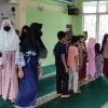 Saribulih dan Herwaty Taher salurkan bantuan untuk anak yatim dalam program Jumat Berkah Berbagi Masjid Al Quwait