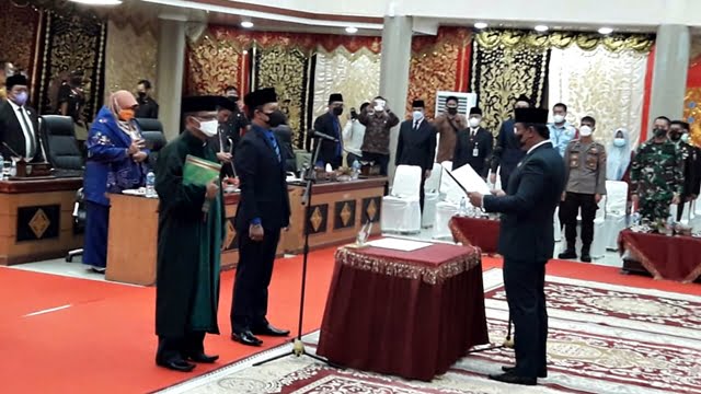 Dipandu Oleh Ketua Dprd Mardiansyah, H.yandra Yane, Se Mengucapkan Sumpah Dan Janji Sebagai Anggota Paw Dprd Kota Padang Panjang 2019-2024