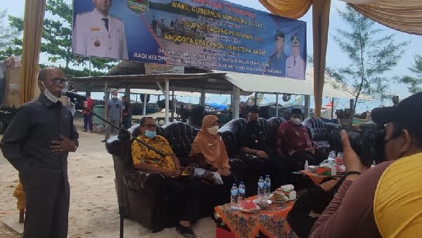 Hm Nurnas Saat Penyerahan Mesin Tempel Pada Nelayan Pasie Katapiang, Nagari Katapiang Kecamatan Batang Anai Kabupaten Padang Pariaman.